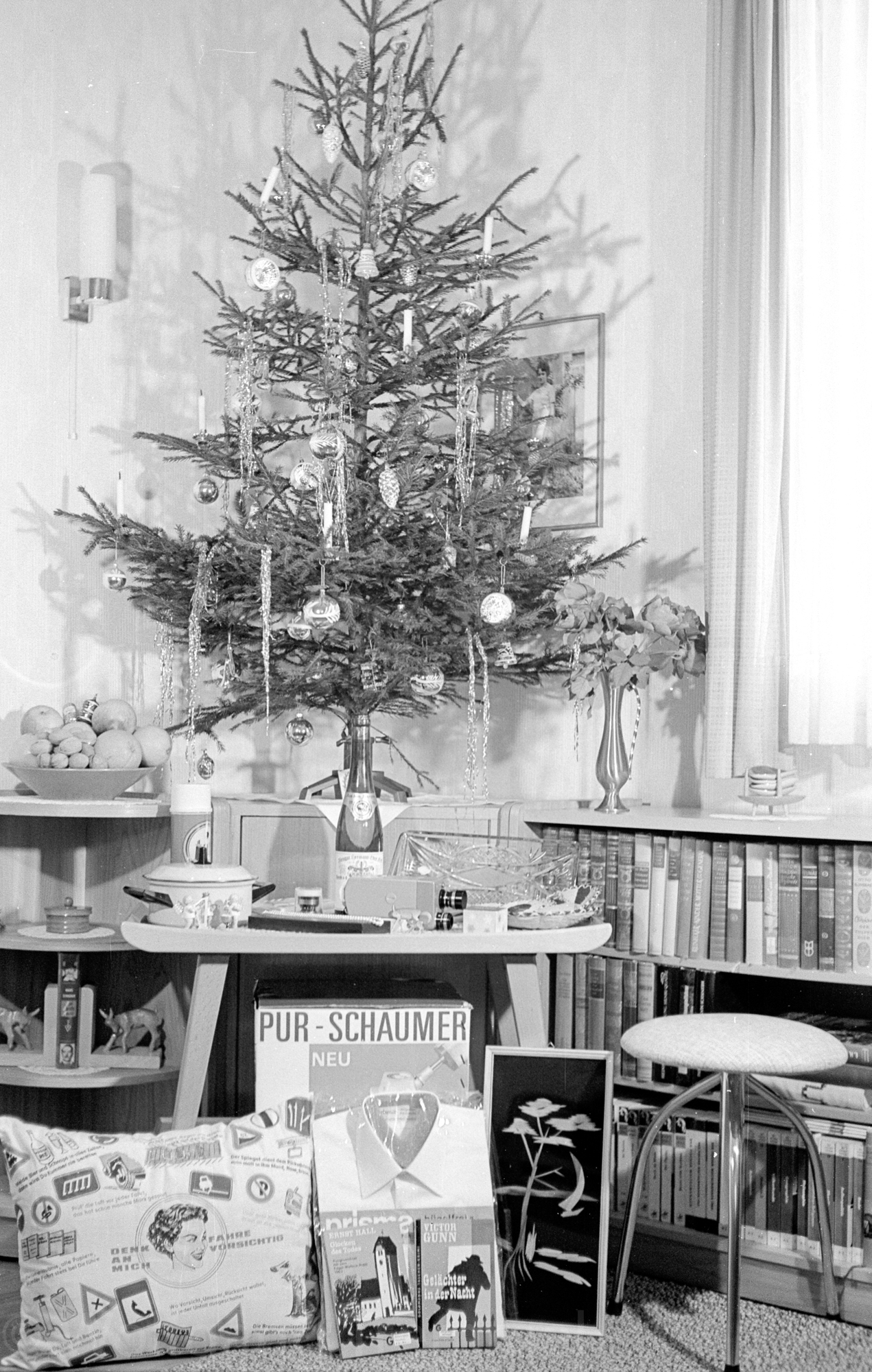1965: Christmas tree and gifts